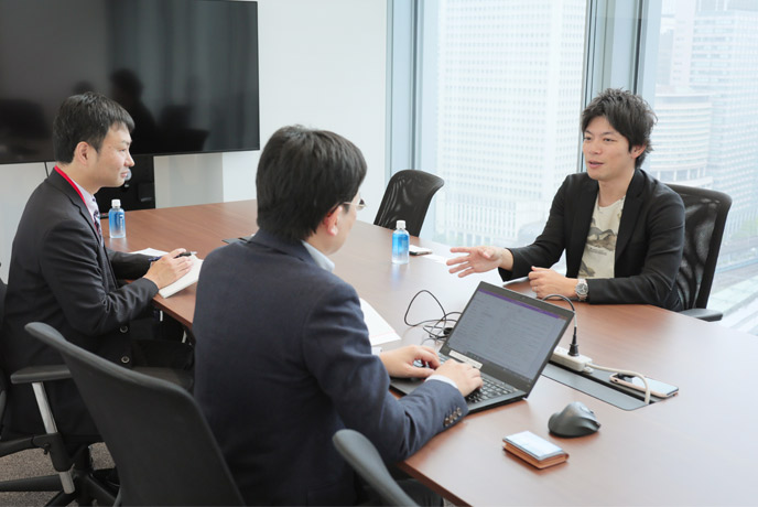 インタビュー中の篠田氏の様子