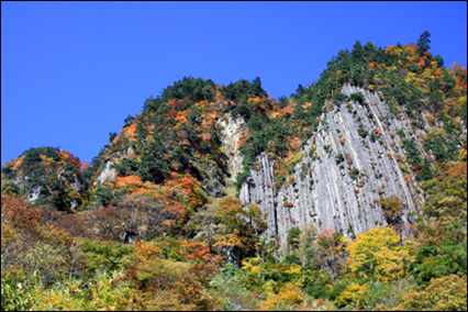 秋山郷屋敷地区の布岩