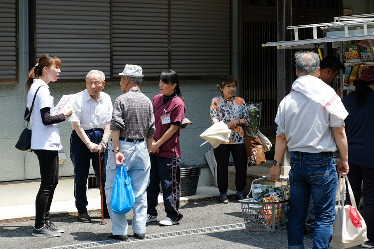 「かわかみらいふ号」に同乗している看護師（コミュニティナース）と歯科衛生士