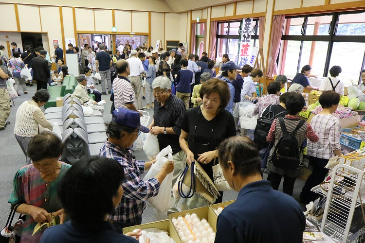 かわかみらいふ感謝祭の様子