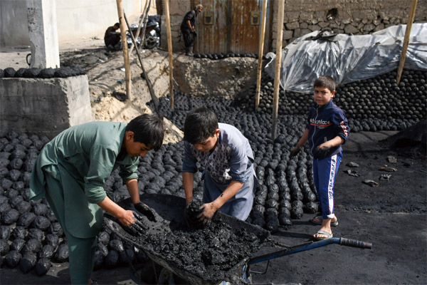 アフガニスタンの炭鉱で働く子どもたちの様子